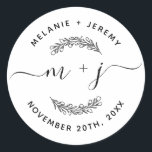 Sticker Rond Rustique moderne Feuille Initiales Script Mariage<br><div class="desc">Donnez à toutes vos faveurs de mariage une touche plus personnelle avec notre modèle autocollant facile à personnaliser! Doté de feuilles rustiques dessinés à la main avec une police de caractères chic et un texte simple courbé. Ajoutez simplement vos propres noms, vos initiales (sans enlever les caractères spéciaux) et votre...</div>