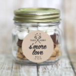 Sticker Rond Rustique S'more Love Kraft Wedding Favor<br><div class="desc">Joli design "Take Home's more love" avec des marshmallows torréfiés au sommet. Kraft arrière - plan est une image qui n'est pas du papier Kraft. La police des initiales et de la date du couple est personnalisable. Idéal pour les cadeaux de nos mores !</div>