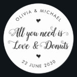 Sticker Rond Rustique Tout ce dont vous avez besoin est Amour D<br><div class="desc">Un Sticker Mariage classique en Merci noir avec "All You Need is Love and Donuts" dans une calligraphie de police moderne et rustique. Vous pouvez facilement le personnaliser avec vos noms et date mariage.</div>