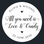 Sticker Rond Rustique Tout ce dont vous avez besoin est Love Ca<br><div class="desc">Un Sticker Mariage classique en Merci noir avec "Tout ce dont vous avez besoin,  c'est de l'amour et des bonbons" dans une calligraphie de police moderne et rustique. Vous pouvez facilement le personnaliser avec vos noms et date mariage.</div>