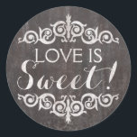 Sticker Rond Rustique Vintage Chalkboard L'amour est doux<br><div class="desc">L'amour est sucré, parfait pour les gâteries et les gourmandises de mariage ! Ancien thème vintage de tableau de bord pour ce vieux look étiquette de pharmacie. Ajoutez du texte personnalisé pour une fête ou une occasion. Arrière - plan noir et gris foncé avec des lettres à la craie blanche...</div>