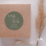 Sticker Rond Sage de répétition Mariage d'une journée au minimu<br><div class="desc">Dîner de répétition minimaliste mariage préférez l'autocollant avec le texte de typographie qui dit "un jour de plus". L'arrière - plan est vert sage.</div>