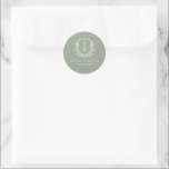 Sticker Rond Sage Green Crest Moderne Monogramme Mariage<br><div class="desc">Améliorez votre mariage avec le Sage Green Crest Modern Monogram Mariage Classic Round Sticker. Cet élégant autocollant est doté d'un arrière - plan vert sage doux, d'un design de crête raffiné et d'un monogramme personnalisé, ce qui en fait l'ajout parfait à vos invitations, faveurs de fête, ou décoration mariage. La...</div>
