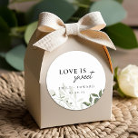 Sticker Rond Sage Green et blanc Floral L'amour est Mariage dou<br><div class="desc">Des autocollants et des étiquettes personnalisés pour le mariage avec "l'amour est doux" moderne élégant,  vert sauge et blanc design floral.</div>
