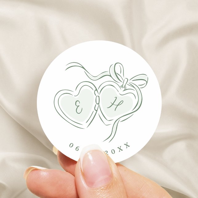 Sticker Rond Sage Monogramme de coeurs dessinés à la main Maria (Sage Hand Drawn Hearts Monogram Whimsical Wedding Classic Round Sticker)