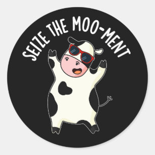 Sticker Rond Saisir Le Mooment Funny Cow Pun Dark BG
