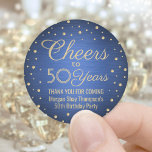 Sticker Rond Salue chaque année Anniversaire Moderne Bleu et Or<br><div class="desc">Ajoutez une touche de finition personnalisée à la fête d'anniversaire merci notes ou faveurs avec ces stickers ronds bleu et or / enveloppes scellés. Ce modèle est mis en place pour un 50ème anniversaire, mais il est simple de customiser à une autre année ou un autre événement, comme un anniversaire....</div>