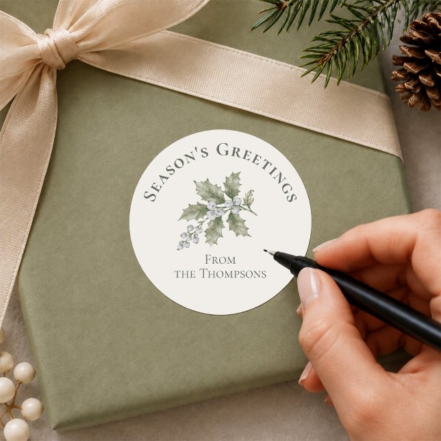 Sticker Rond Salutations de la saison de Noël de la verdure bot (Elegant green botanical Christmas gift tag with watercolor greenery and floral details.)