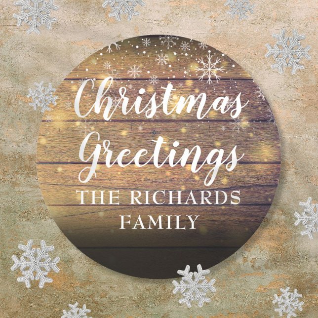 Sticker Rond Salutations de Noël en écriture de bois rustique N (Rustic Wood Script Christmas Greetings Family Name Classic Round Sticker)
