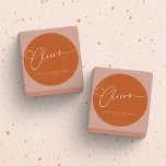 Sticker Rond Salutations minimum Burnt Orange Script personnali<br><div class="desc">Sticker rond minimaliste Burnt Orange Script personnalisé Mariage classique</div>