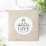 Sticker Rond Salutations pour aimer mariage Favoriser<br><div class="desc">Étiquette vos faveurs vin, champagne ou spiritueux avec ces autocollants personnalisés de faveur de mariage, avec une paire de flûtes de champagne jointe par un coeur effervescent avec "cheers to love" en script de calligraphie et typographie de bloc vintage. Customisez ces sceaux blancs et noirs fantaisistes mais élégants avec vos...</div>