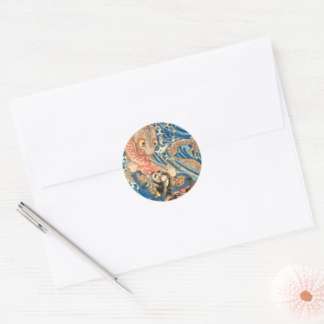 STICKER ROND SAMOURAÏ LUTTANT CONTRE UNE SALAMANDRE (Enveloppe)