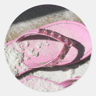 Sticker Rond Sandales à tongs roses sur la plage de Floride