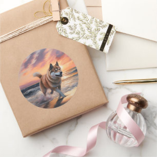 Sticker Rond Sandy Paws Akita Chien sur Plage Coucher de Soleil