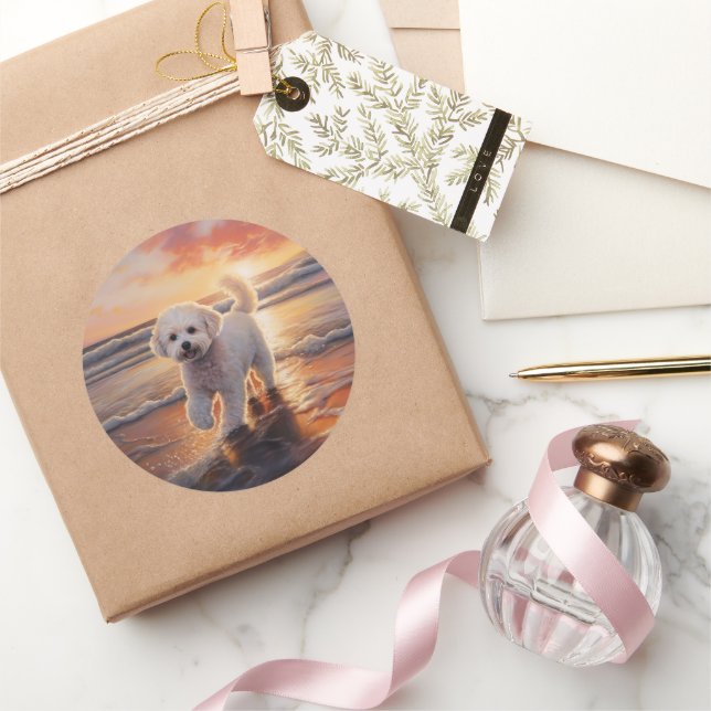 Sticker Rond Sandy Paws Bichon Frise Dog sur Beach Sunset (Cadeaux)