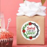 Sticker Rond Sauvé par Sa Grace Christmas Wreath<br><div class="desc">Sauvé par Son Sticker Grace Christmas Wreath. Cet autocollant est la façon parfaite de montrer votre foi et votre amour pour le Christ pendant la période des fêtes ! Il présente un beau design vert et rouge avec les mots "sauvé par sa grâce" au centre, entouré d'une belle couronne rouge...</div>
