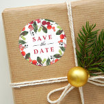 Sticker Rond Sauvez la date Red Christmas Greenery Wreath<br><div class="desc">L'autocollant Festive de vacances et le sceau d'enveloppe présentent un beau design d'aquarelle de feuillage de Noël avec des cadres de feuilles verts et de baies rouges élégants "Save the Date" avec du texte d'année personnalisé.</div>