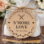 Sticker Rond Sceau de faveur de mariage Rustic Kraft S'more Lov<br><div class="desc">Ce sceau de faveur de s'more love a un aspect rustique chaleureux avec une texture de papier kraft, des lettres noires grasses et une illustration inspirée d'un feu de camp. Parfait pour les réceptions de mariage, les célébrations en plein air, les sacs de bienvenue et l'emballage des faveurs de dessert....</div>