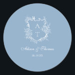 Sticker Rond Sceau de mariage à l'emblème de monogramme bleu po<br><div class="desc">Autocollant de sceau d'enveloppe classique de mariage à l'emblème de monogramme floral de script bleu poussiéreux élégant.</div>