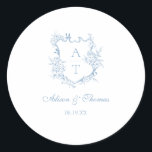Sticker Rond Sceau de mariage à l'emblème de monogramme bleu po<br><div class="desc">Autocollant de sceau d'enveloppe de mariage classique à l'emblème de monogramme floral script bleu poussiéreux élégant.</div>