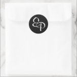 Sticker Rond Sceau d'enveloppe de monogramme noir blanc<br><div class="desc">Fermez vos enveloppes de faire-part de mariage avec un autocollant personnalisé montrant votre monogramme de couple ! Les deux lettres de script s'entrelacent exactement comme vos deux vies.</div>