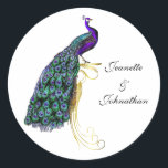Sticker Rond Sceau d'enveloppe Mariage couleur chic Peacock<br><div class="desc">Élégant autocollant de mariage,  avec l'illustration vintage d'un paon coloré,  sur un stand doré. Le texte du script noir porte les noms de la mariée et du marié et est prêt à être personnalisé. Jolie touche finale à vos enveloppes à thème paon ou comme étiquettes cadeaux.</div>