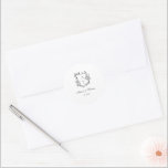 Sticker Rond Sceau d'enveloppe Mariage monogramme classique<br><div class="desc">Élégant monogramme floral noir et blanc crête mariage enveloppe classique autocollant de sceau.</div>