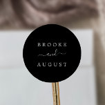 Sticker Rond Sceau d'enveloppe minimaliste en noir et blanc Mar<br><div class="desc">Ces enveloppes minimalistes en mariage noir et blanc sont parfaites pour un mariage de saumons. Le design romantique moderne présente une typographie blanche classique sur un arrière - plan noir foncé. Personnalisez le étiquette avec les noms de la mariée et du marié.</div>