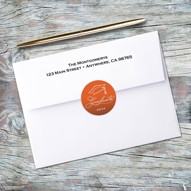 Sticker Rond Sceau d'enveloppe orange du script de graduation (Graduation script and grad hat on orange envelope seal)