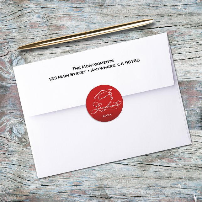 Sticker Rond Sceau d'enveloppe rouge de script de remise de dip (Graduation script and grad hat on red envelope seals)