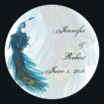 Sticker Rond Sceau d'enveloppe turquoise bleu Peacock Plume<br><div class="desc">Cette belle et élégante conception, appelée Turquoise Blue Peacock Plume Mariage, a un arrière - plan blanc éclatant avec une bordure turquoise. Dans l'arrière - plan est une plume de queue paon pâle avec une illustration complète de paon dans le coin inférieur droit. Ce serait parfait pour votre mariage ou...</div>