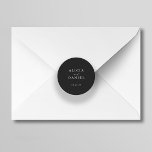 Sticker Rond Sceau simple minimaliste élégant enveloppe de mari<br><div class="desc">Élégant autocollant simple enveloppe de faire-part de mariage foncé avec un élégant script de calligraphie chic et élégant. Facilité de personnalisation avec vos détails ! Convient aux mariages noirs de cravate neutre formels. Veuillez noter que la couleur arrière - plan peut être modifiée pour correspondre à votre jeu de couleurs...</div>