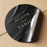Sticker Rond Sceau simple minimaliste élégant enveloppe de mari<br><div class="desc">Élégant autocollant simple à enveloppe noire de faire-part de mariage avec un élégant script de calligraphie or chic et élégant et brillant. Facilité de personnalisation avec vos détails ! Convient aux mariages noirs de cravate neutre formels. Veuillez noter que la couleur arrière - plan peut être modifiée pour correspondre à...</div>