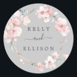 Sticker Rond Sceaux Mariages d'enveloppes de fleurs de cerisier<br><div class="desc">Ces enveloppes de mariage gris fleurs de cerisier printanier sont parfaites pour un mariage moderne. Le design oriental floral présente une branche de cerisier couleur rose vif blanc et des feuilles verts au style japonais élégant. Personnalisez le étiquette avec les noms de la mariée et du marié.</div>