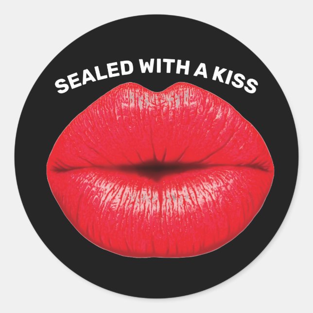 STICKER ROND SCELLÉ AVEC UN BÂTIMENT À LÈVRES ROUGES KISS (Devant)