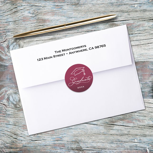 Sticker Rond Scénario de remise de diplômes Joint d'enveloppe b (Graduation script and grad hat on maroon envelope seals)