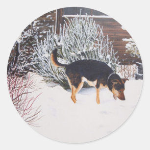 Sticker Rond Scène de neige d'hiver avec le chien noir et