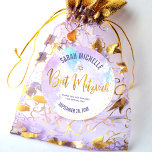 Sticker Rond Script bat mitzvah Gold Foil sur Purple Watercolor<br><div class="desc">Soyez fier, réjouissez-vous et célébrez cette étape importante de votre Bat mitzvah préféré ! Utilisez ce script manuscrit, Star of David et de minuscules points contre un autocollant arrière - plan d'aquarelle violette clair, moderne et brillant pour ajouter à sa journée spéciale. Personnalisez le texte personnalisé avec son nom et...</div>