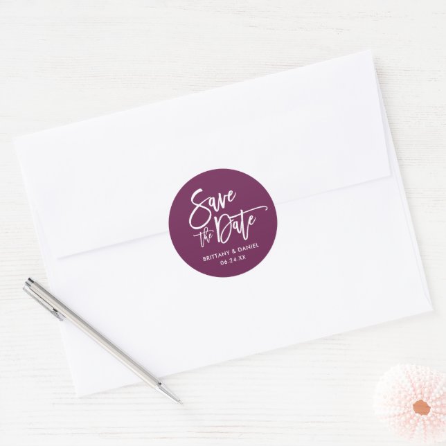 Sticker Rond Script De Brosse Enregistrer La Date Cassis Envelo (Enveloppe)