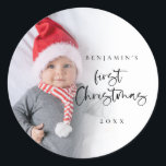Sticker Rond Script de superposition photo Baby First Christmas<br><div class="desc">Baby moderne Prénom Noël Année Photo Overlay. Idéal pour vos mailings festifs pour commémorer le premier Noël de votre bébé. Un magnifique script pour le premier Noël et le reste du texte est facile à personnaliser avec le nom de votre bébé et l'année. Remplacez l'exemple de photo par le vôtre....</div>