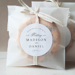 Sticker Rond Script élégant moderne Classique Mariage Faveur<br><div class="desc">Script élégant moderne Classic Wedding Favor Round Sticker dispose d'un script de calligraphie unique associé à un type élégant. Les couleurs noir et blanc sont parfaites pour tout événement,  formel ou décontracté.</div>