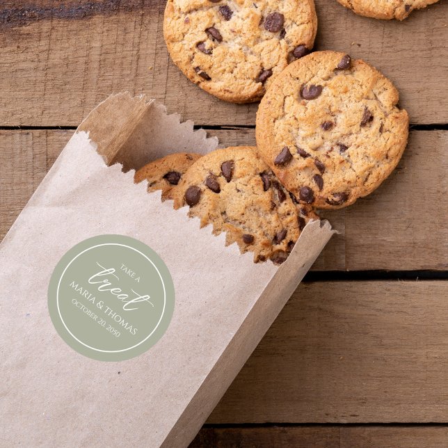 Sticker Rond Script mariage tendance vert Prendre une retraite (Wedding "Take a Treat" Stickers with bride and groom's names. )