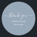 Sticker Rond Script moderne Dusty Mariage bleu Merci<br><div class="desc">Un mariage bleu poussiéreux moderne et personnalisé merci autocollant avec un script moderne. Personnalisez facilement en ligne. Objets assortis disponibles pour compléter ces stickers ronds minimalistes bleu mariage poussiéreux.</div>