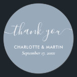Sticker Rond Script moderne Dusty Wedding shower bleu Merci<br><div class="desc">Créez votre propre mariage bleu poussiéreux personnalisé,  merci sticker pour votre mariage/douche. Personnalisez facilement en ligne avec les détails de votre mariage/douche. Articles assortis disponibles pour compléter ces stickers minimalistes,  mais élégants bleu mariage / douche rond avec une police de script moderne.</div>