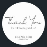Sticker Rond Script simple élégant minimaliste Mariage classiqu<br><div class="desc">stickers de mariage noir et blanc classique avec un design simple avec une touche moderne et minimaliste. Les mots "Merci" dans le titre,  "Merci pour célébrer avec nous" est dans une élégante typographie de script et le texte restant est dans une police serif traditionnelle.</div>