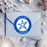 Sticker Rond Seashell Beach Wedding Bleu Blanc CUSTOM<br><div class="desc">Un autocollant parfait pour un mariage amusant ! L'art fait main pour vous ! Parfait pour un mariage, une douche de nage en bord de mer, une fête de bachelorette, une fête de fiançailles ou un anniversaire. ENTIÈREMENT PERSONNALISABLE ! Cliquez sur "personnaliser" pour modifier le texte. Cliquez sur "modifier à...</div>