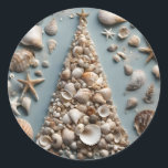 Sticker Rond Seashell Coastal Christmas Tree<br><div class="desc">Un coquillage de Noël côtier, fabriqué avec amour et soin, est la pièce maîtresse de cet autocollant enchanteur. L'arbre est orné d'une multitude de coquillages magnifiques, chacun unique et rappelant le style de vie côtier serein. Le charme élégant de ce sapin de Noël côtier non conventionnel séduira les amateurs de...</div>