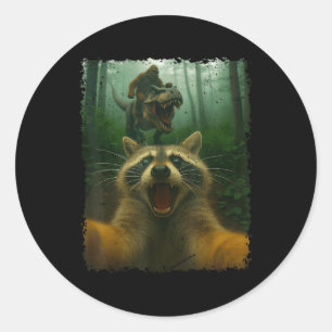 Sticker Rond Selfie De Raccoon Drôle Avec Dinosaure T-Rex Et Bi