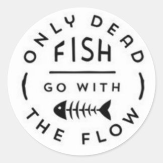 STICKER ROND SEULS LES POISSONS MORTS PARVIENNENT AVEC LA TYPOG