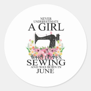 Sticker Rond Sewing (homonymie)   Who Loves Sewing And Was Born